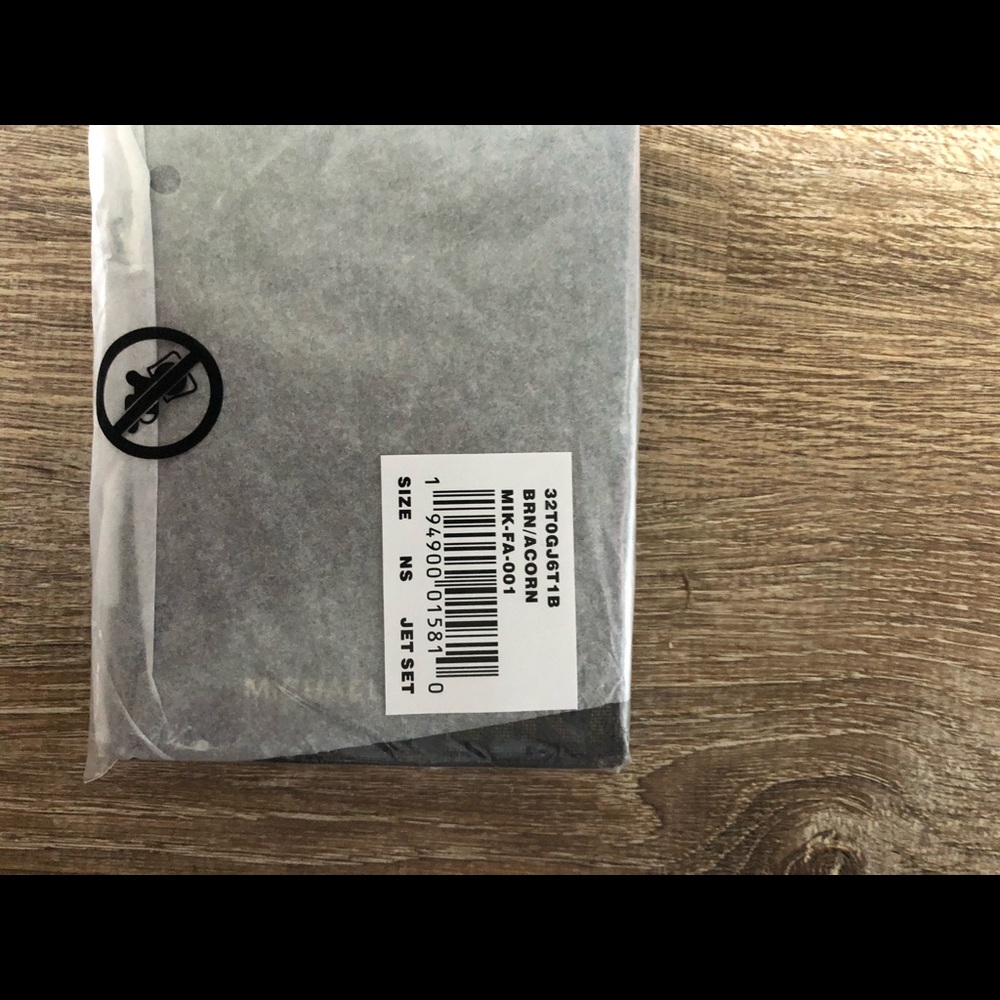 Michael Kors passport wallet - Picture 3 of 3